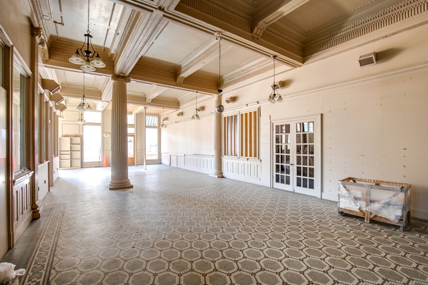 More Photos Of 113 W Bank St, Petersburg Warehouse For Sale