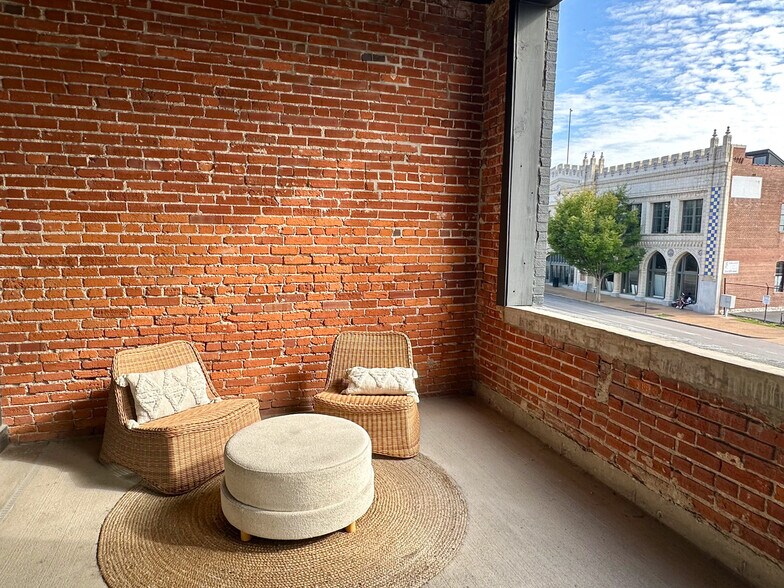 More Photos Of 3139-3141 Olive St, Saint Louis Office For Lease