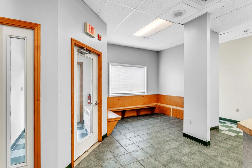 More Photos Of 1361 Memorial Dr, Chicopee Veterinarian Kennel For Sale