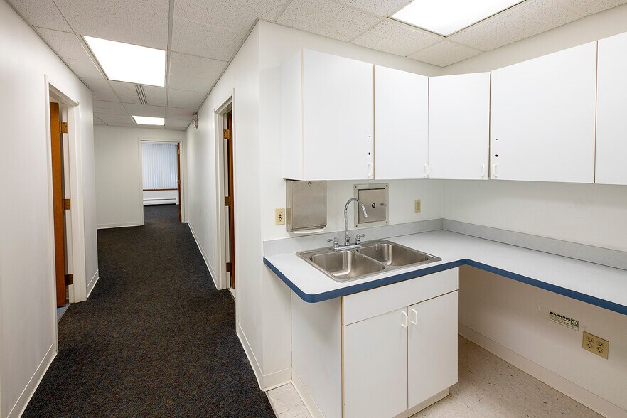 More Photos Of 6701 Rockside Rd, Independence Medical For Lease