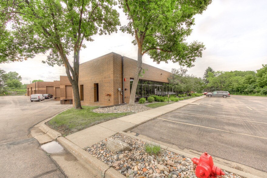 More Photos Of 5500 Lincoln Dr, Edina Light Distribution For Lease