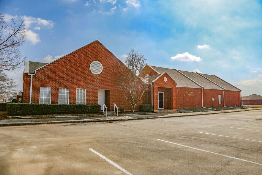 More Photos Of 4550 Lamar Ave, Paris Rehabilitation Center For Lease