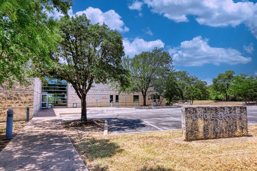 More Photos Of 1390 E Bitters Rd, San Antonio Office For Lease