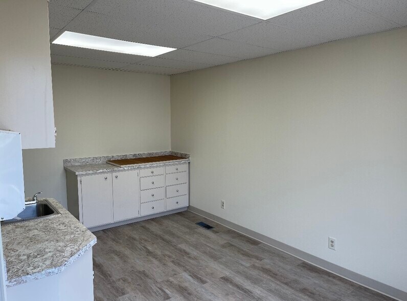 More Photos Of 1431-1449 Liberty St, Salem Office For Lease