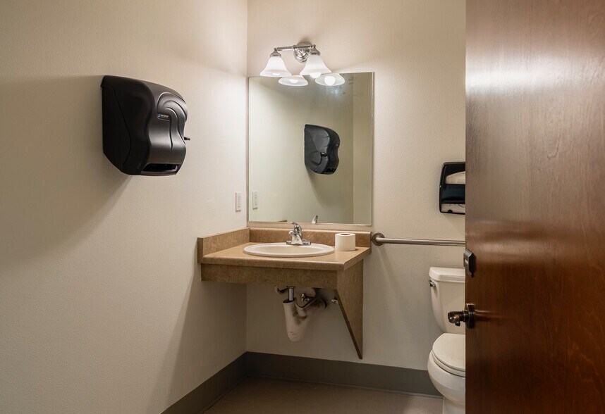 More Photos Of 180 Lithia Way, Ashland Office Residential For Sale