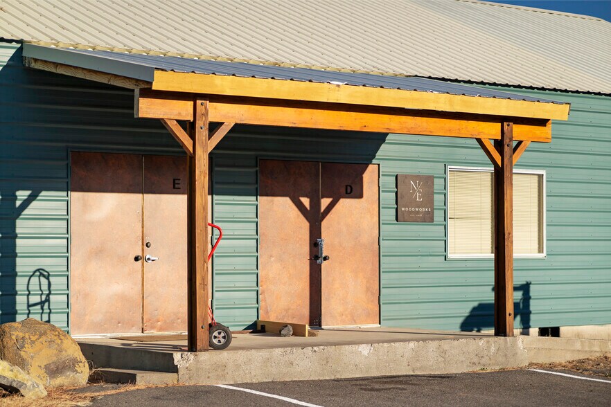 More Photos Of 592 N Sisters Park Ct, Sisters Flex For Sale