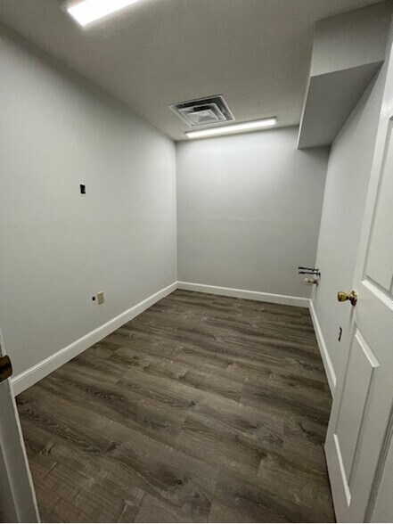 More Photos Of 13910 Fivay Rd, Hudson Medical For Lease