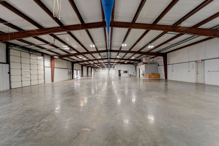 More Photos Of 2594 E Heritage Pkwy, Farmington Warehouse For Lease
