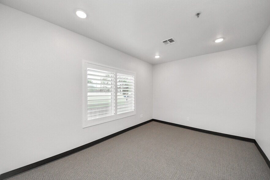 More Photos Of 6536 Greatwood Pky, Sugar Land Office For Sale