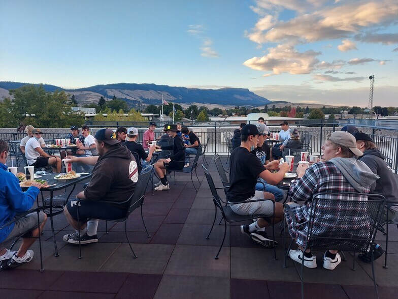 More Photos Of 1912 4th St, La Grande General Retail For Lease