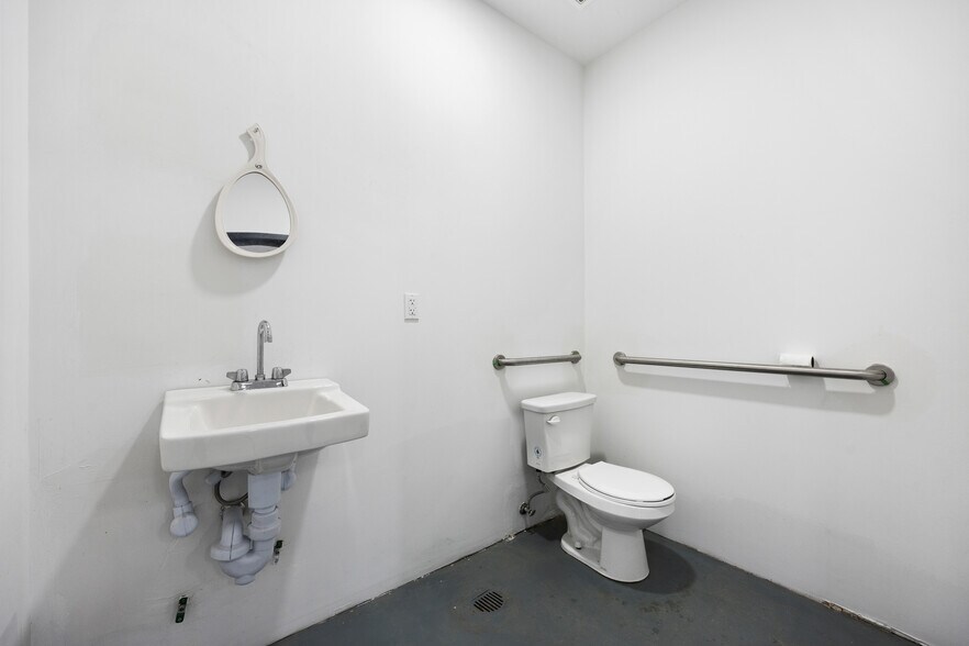 More Photos Of 13320 41st Rd, Flushing Office For Sale