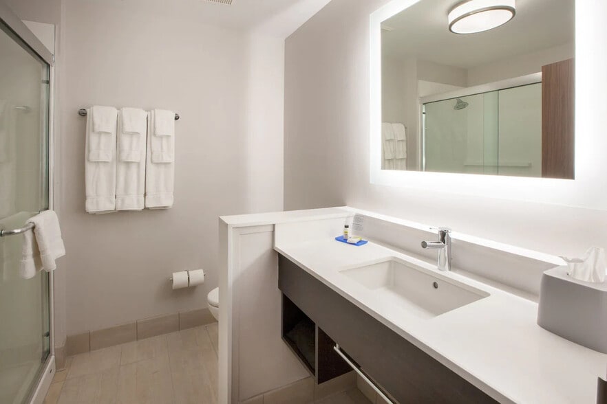 More Photos Of 905 O St, Lincoln Hotel For Sale