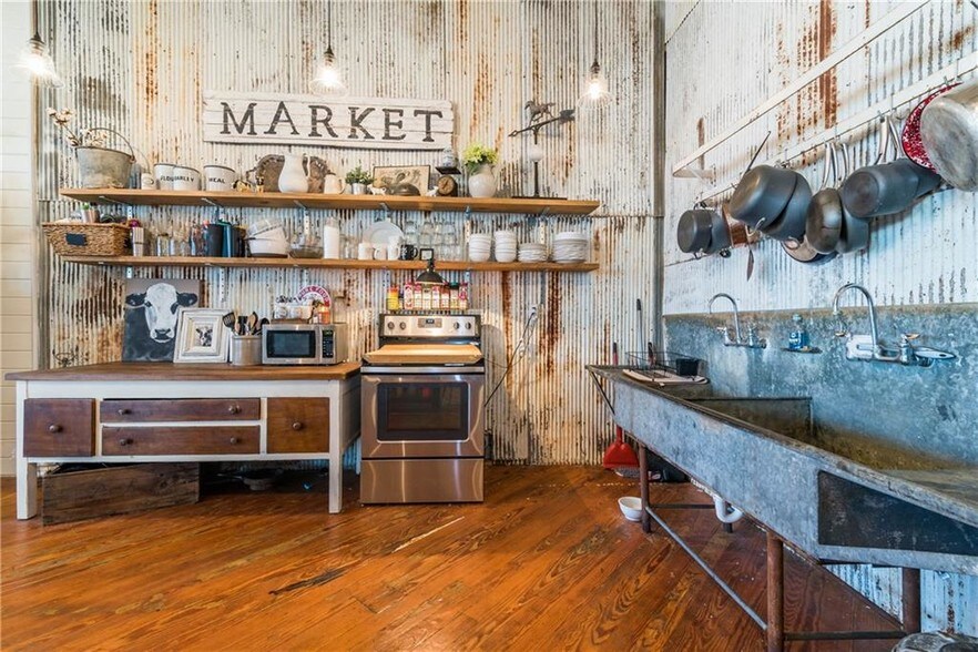 More Photos Of 306 W Main St, Denison Storefront For Sale