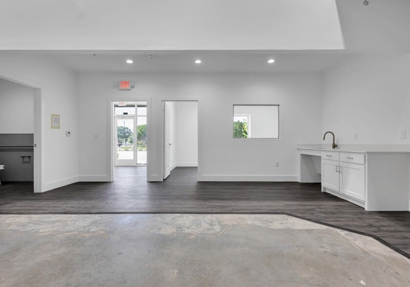 More Photos Of 312-332 Eldorado Pky, McKinney Warehouse For Sale