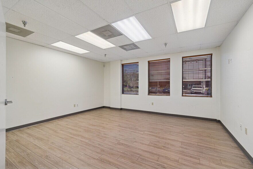 More Photos Of 4913 W Laurel St, Tampa Light Distribution For Sale