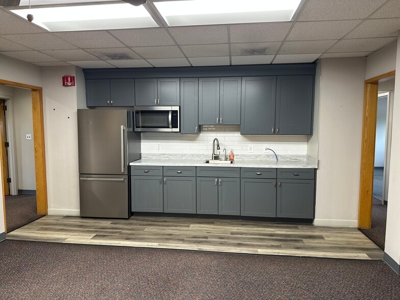 More Photos Of 33900 Schoolcraft Rd, Livonia Serviced Offices For Lease