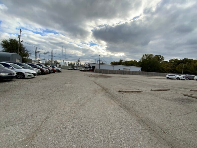 More Photos Of 6356 Carter St, Merriam Warehouse For Lease