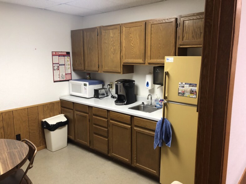 More Photos Of 172 W Stutsman St, Pembina Light Manufacturing For Sale