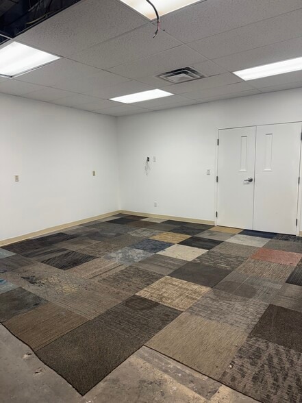 More Photos Of 8 Van Tassell Ct, Norwalk Flex For Lease