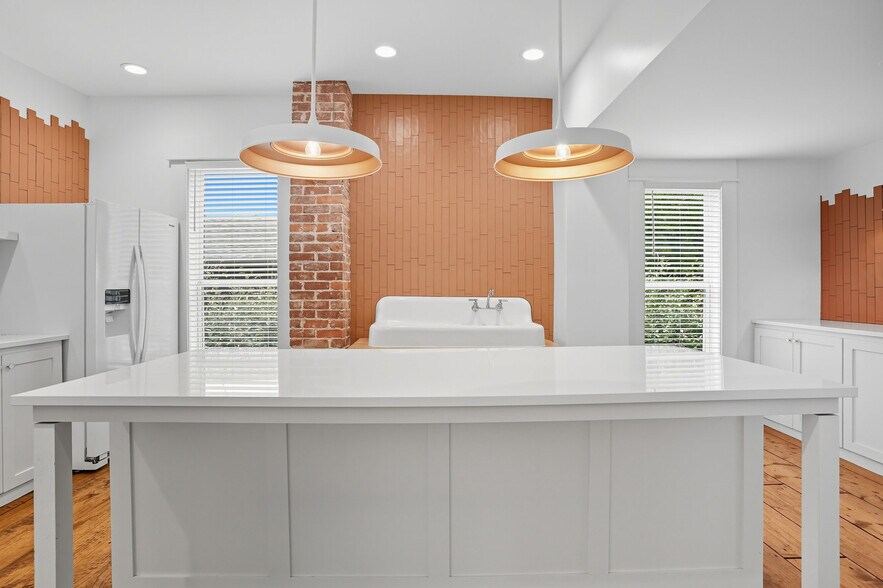 More Photos Of 924 S Main St, Broken Arrow Showroom For Sale