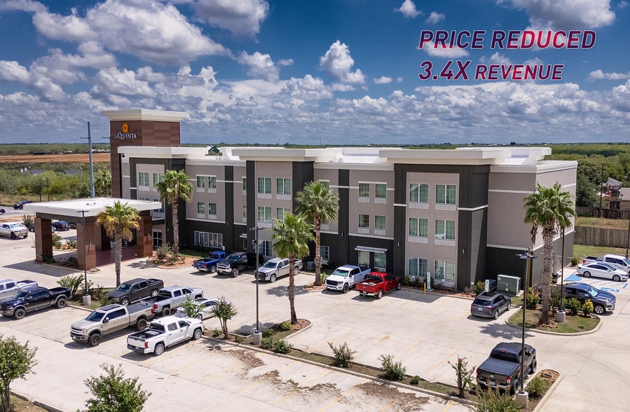 Primary Photo Of 110 Bmt Dr, Jourdanton Hotel For Sale