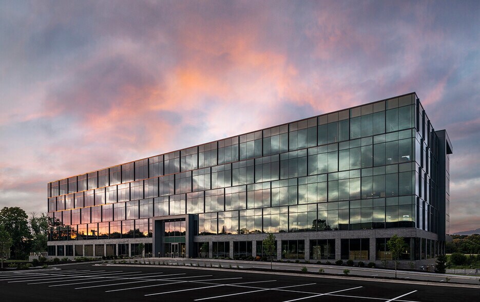 More Photos Of 17335 Golf Pkwy, Brookfield Office For Lease