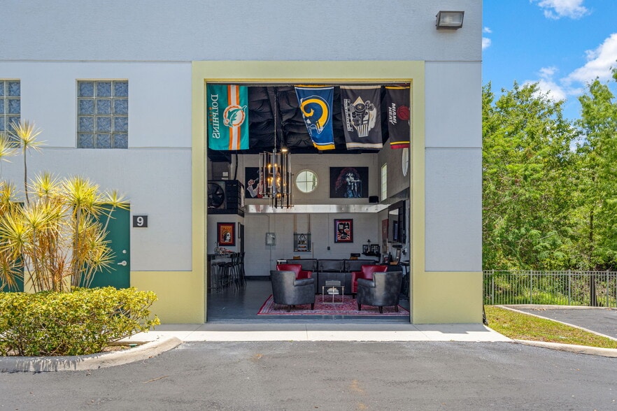 More Photos Of 2937 Ravenswood Rd, Fort Lauderdale Self Storage For Lease