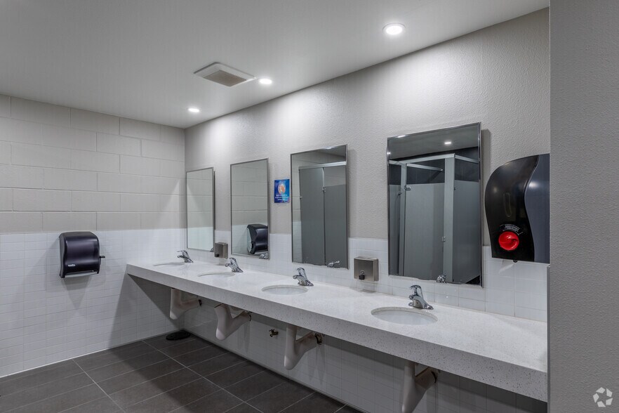 More Photos Of 11526 Sorrento Valley Rd, San Diego Research And Development For Lease