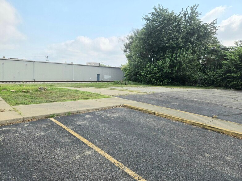 More Photos Of 2750 S 3rd St, Terre Haute Specialty For Lease