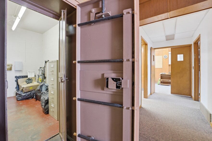 More Photos Of 29 Jarvis St, Fort Erie Office For Sale