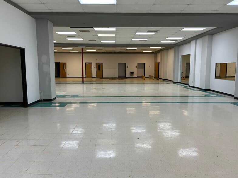 More Photos Of 3215 W Oak St, Palestine Medical For Lease