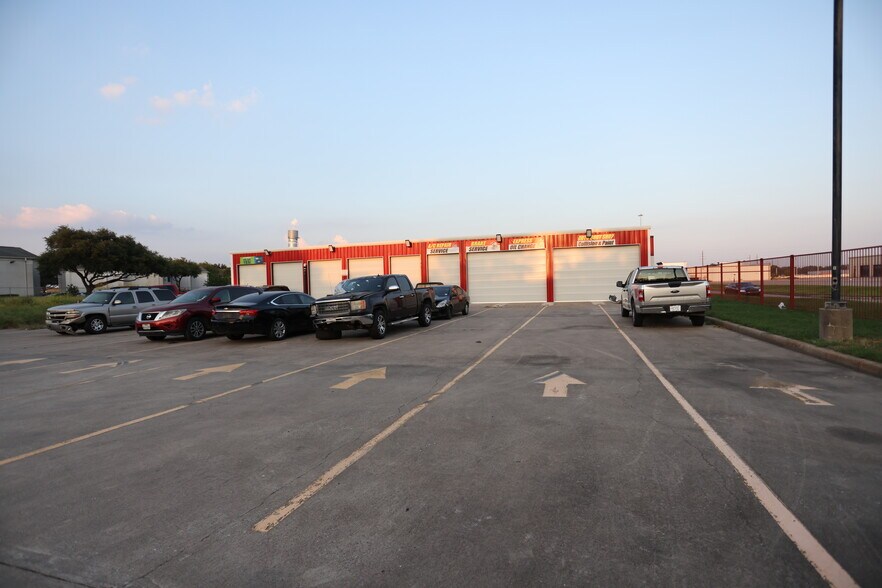 More Photos Of 101 Wells Fargo Dr, Houston Auto Repair For Sale