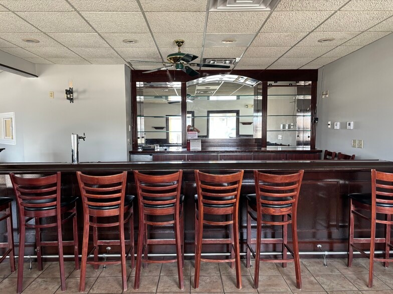 More Photos Of 210 N Lewis Ave, Oglesby Restaurant For Lease