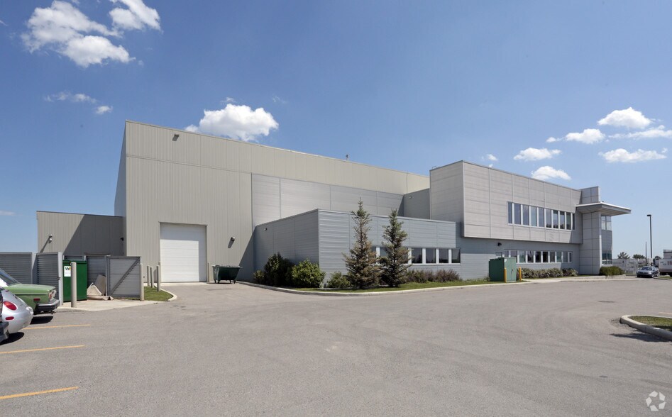 More Photos Of 305 Aviation Way NE, Calgary Airplane Hangar For Lease