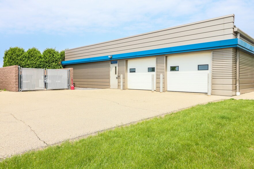 More Photos Of 1990 Godfrey Dr, Waupaca Office For Sale