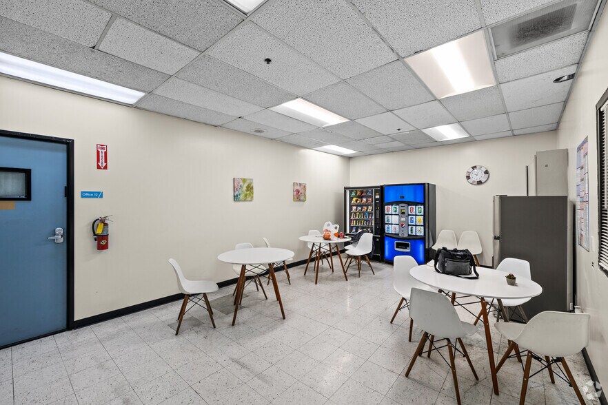 More Photos Of 21350 Lassen St, Chatsworth Warehouse For Lease