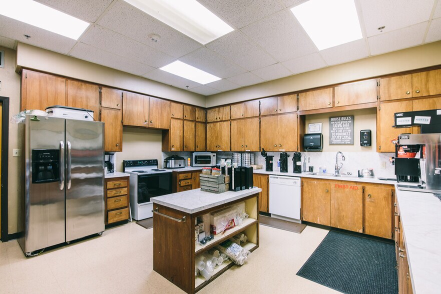 More Photos Of 401 Bolivar St, Denton Office For Sale