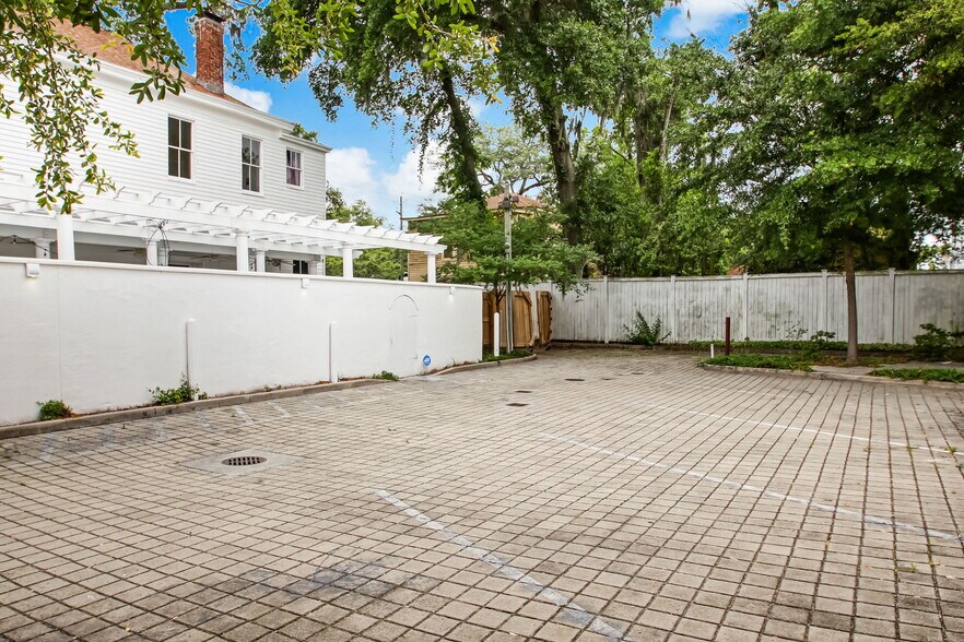 More Photos Of 422 W 43rd St, Savannah Storefront Retail Office For Sale