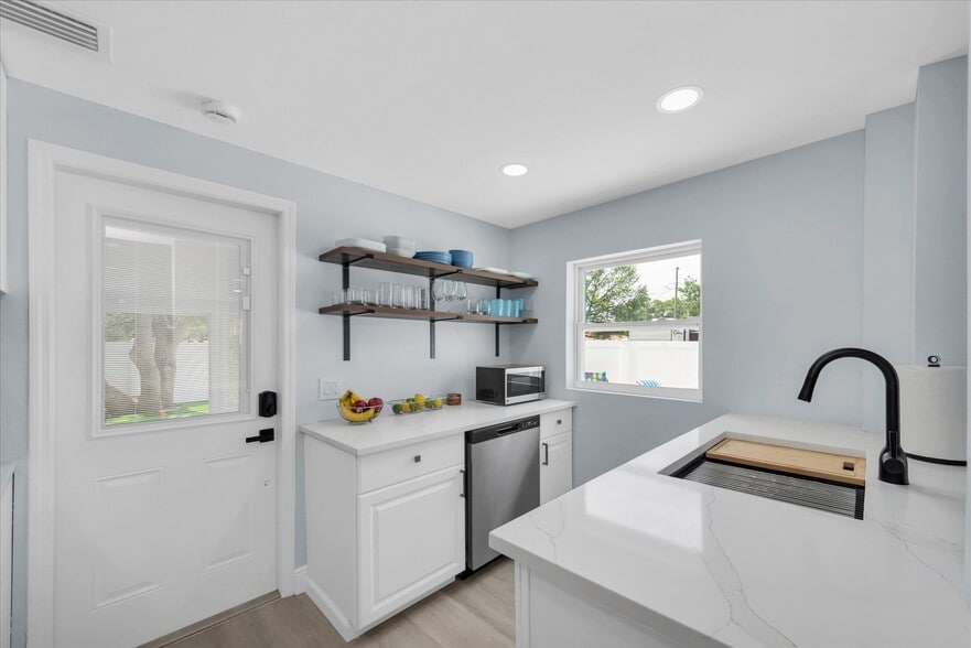 More Photos Of 4000 46th St N, Saint Petersburg Hospitality For Sale