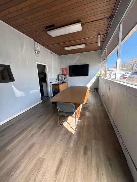More Photos Of 8206-8208 McCormick Blvd, Skokie Warehouse For Lease
