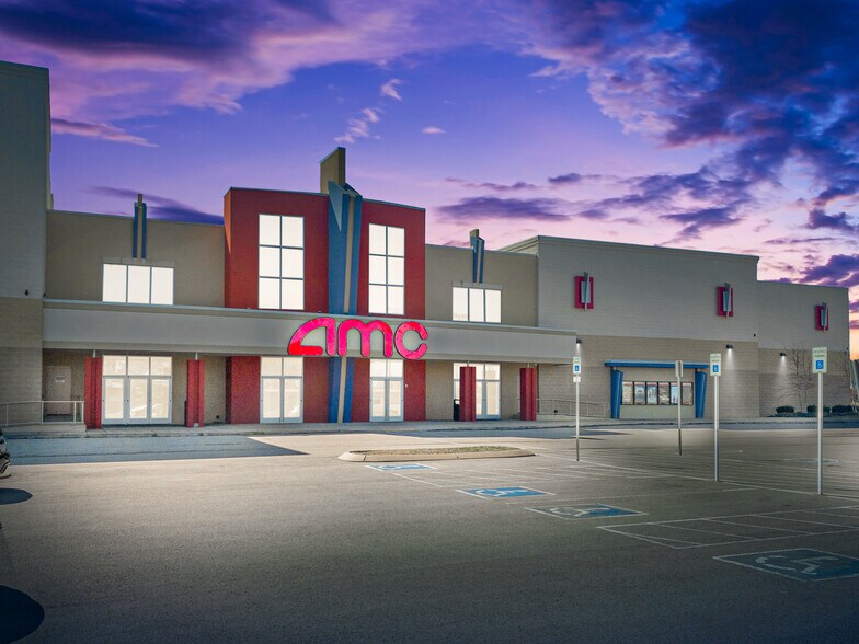 More Photos Of 2068 Crossings Cir, Spring Hill Movie Theatre For Sale