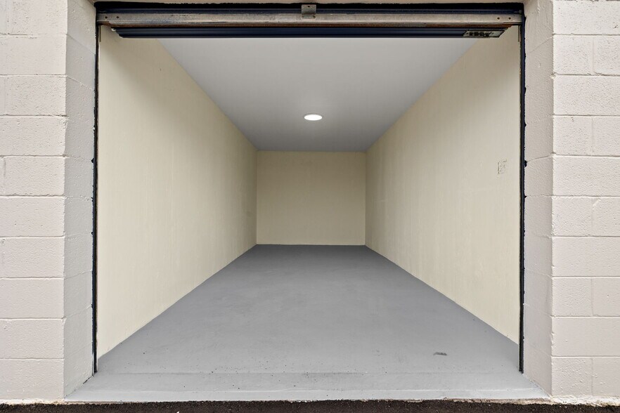 More Photos Of 17517 Rockefeller Cir, Fort Myers Self Storage For Sale