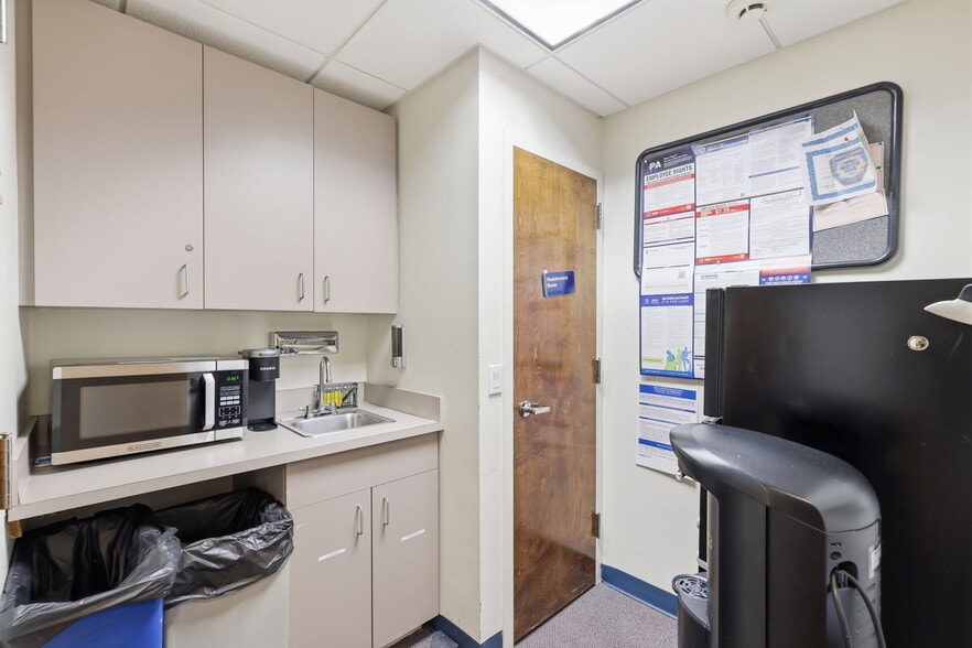 More Photos Of 1568 Woodbourne Rd, Levittown Office For Lease