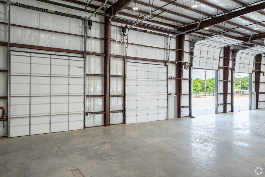 More Photos Of 5701 Parker Henderson Drive, Fort Worth Service For Sale