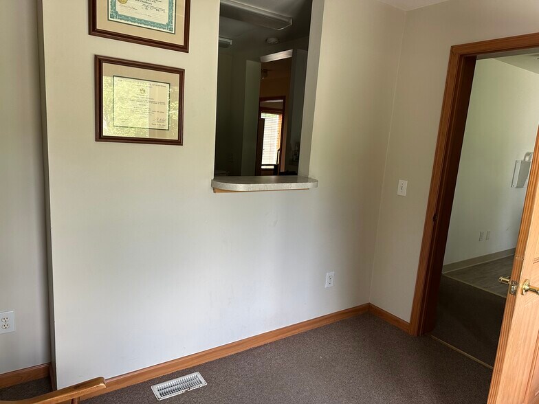 More Photos Of 343 Dewey St, Bennington Office For Lease