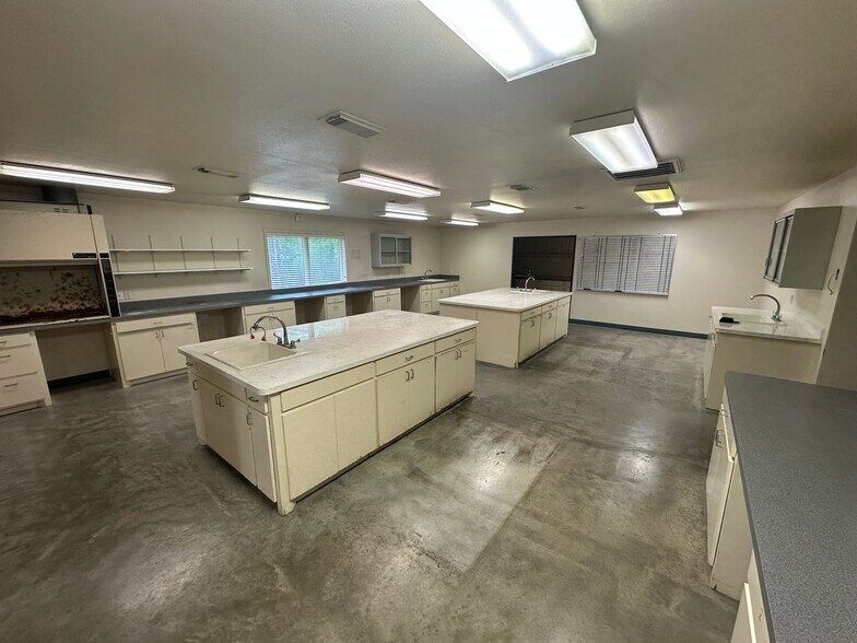 More Photos Of 1156 N Bonnie Brae St, Denton Medical For Sale