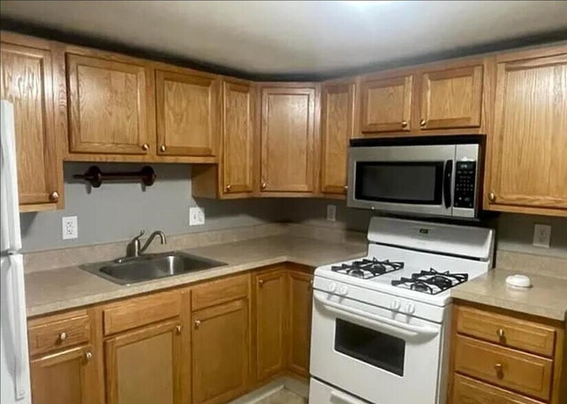 More Photos Of 522 N Main St, Hanna City Apartments For Sale