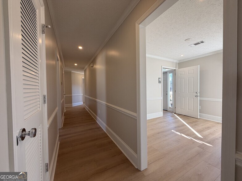 More Photos Of 1165 Cedar Shoals Dr, Athens Loft Creative Space For Sale