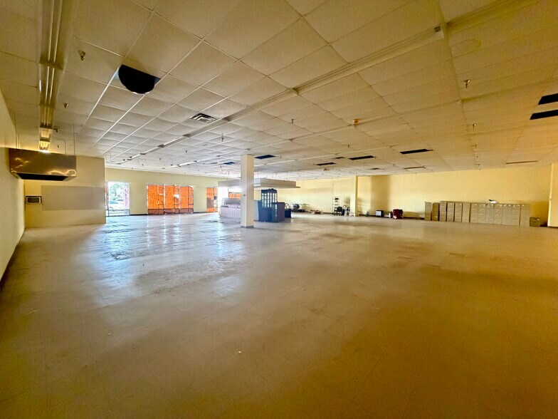 More Photos Of 5068 W Colonial Dr, Orlando Storefront For Sale