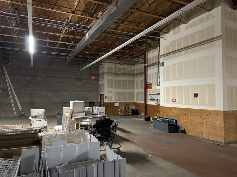 More Photos Of 2025 Lancaster Dr NE, Salem General Retail For Sale